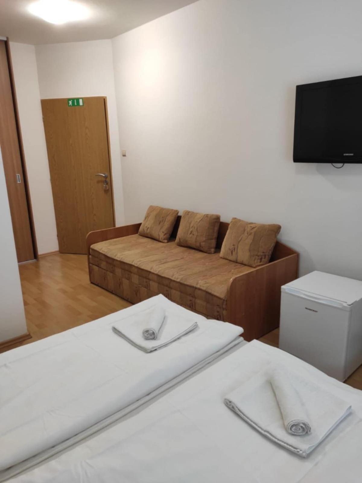 Hotel Privat Julia Vrbov Exterior foto